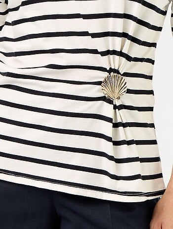 T-shirt à manches courtes avec bijou coquillage