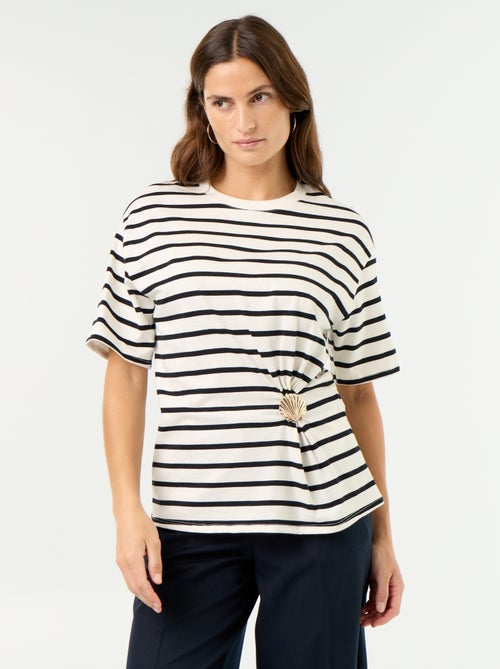 T-shirt à manches courtes avec bijou coquillage - Kiabi T-shirt à manches courtes avec bijou coquillage - Kiabi