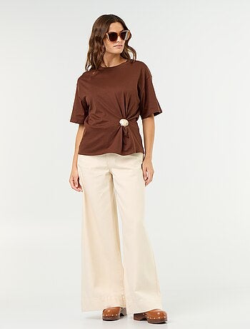 T-shirt à manches courtes avec bijou coquillage