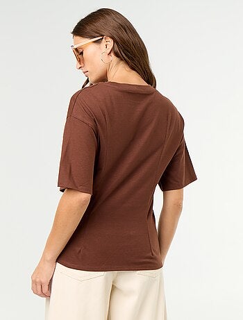 T-shirt à manches courtes avec bijou coquillage