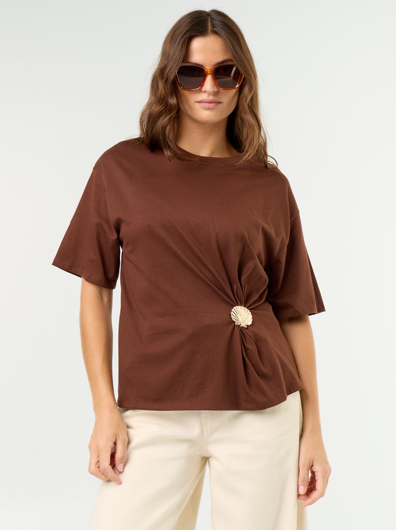 T-shirt à manches courtes avec bijou coquillage Marron - Kiabi