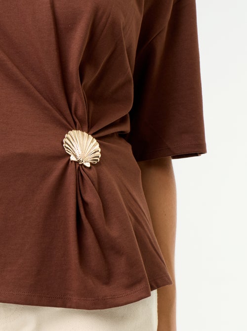 T-shirt à manches courtes avec bijou coquillage - Kiabi T-shirt à manches courtes avec bijou coquillage - Kiabi