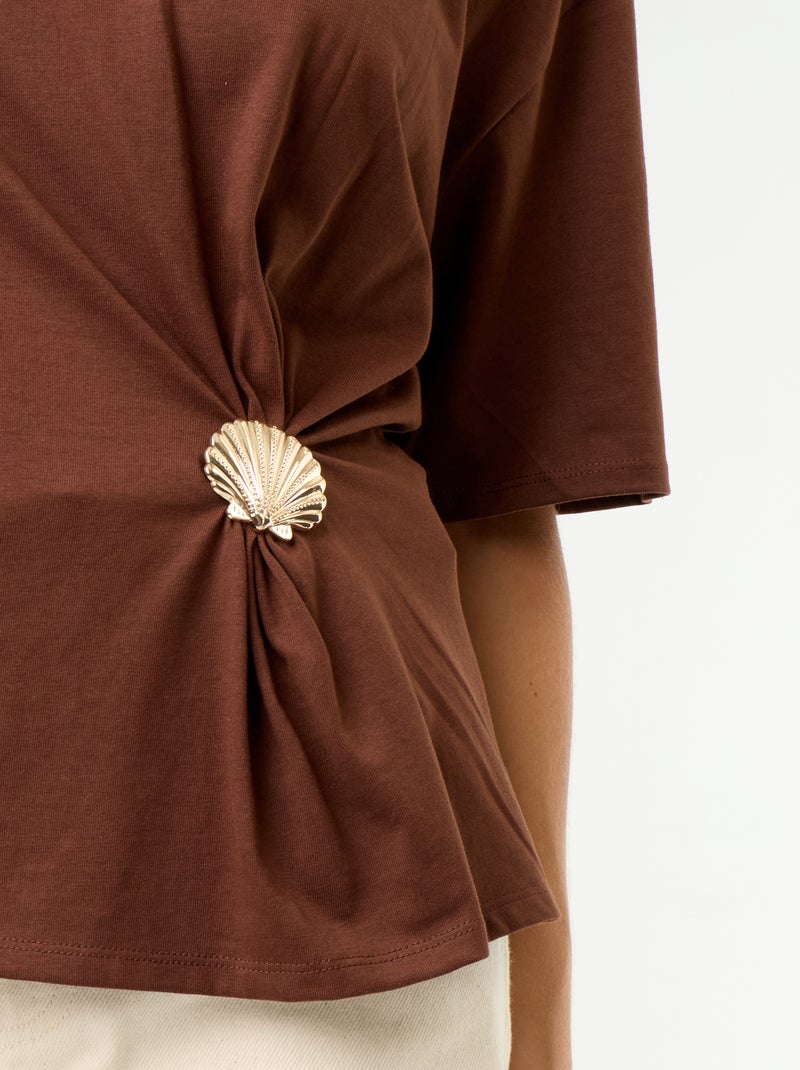 T-shirt à manches courtes avec bijou coquillage Marron - Kiabi