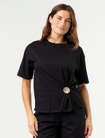T-shirt à manches courtes avec bijou coquillage