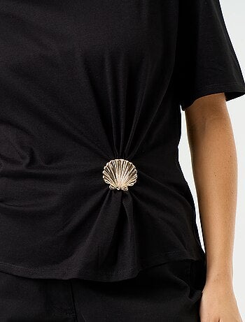 T-shirt à manches courtes avec bijou coquillage