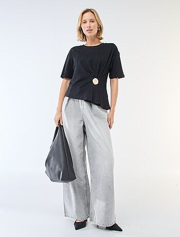 T-shirt à manches courtes avec bijou fantaisie devant effet twisté