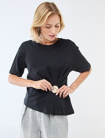 T-shirt à manches courtes avec bijou fantaisie devant effet twisté