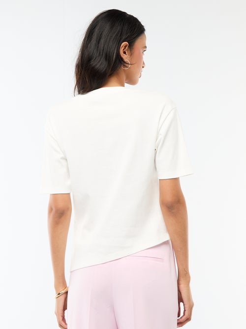 T-shirt à manches courtes drapé avec bijou fantaisie - Kiabi