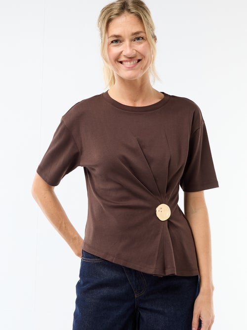 T-shirt à manches courtes drapé avec bijou fantaisie - Kiabi