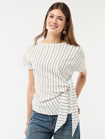 T-shirt à manches courtes drapé avec nœud en maille crêpée