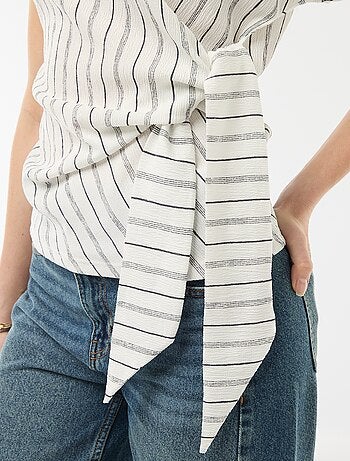 T-shirt à manches courtes drapé avec nœud en maille crêpée