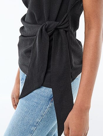 T-shirt à manches courtes drapé avec nœud en maille crêpée