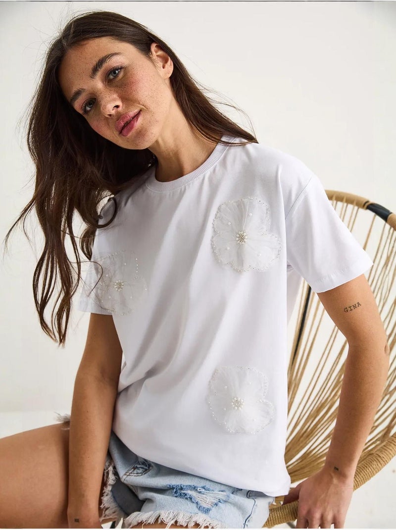 T-shirt à manches courtes et col ras du cou avec accessoire floral lucci Blanc - Kiabi