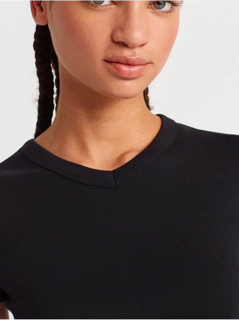 T-shirt ajusté en coton à col v dilvin Noir - Kiabi