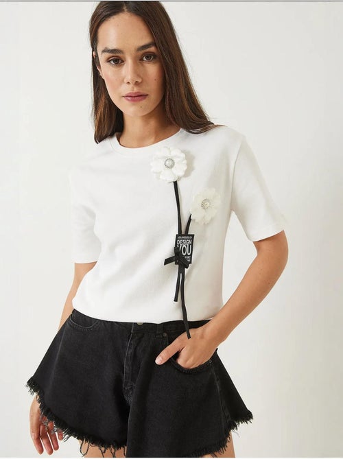 T-shirt avec accessoire floral et emblème lucci - Kiabi