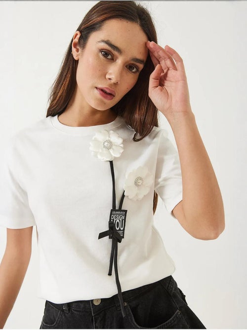 T-shirt avec accessoire floral et emblème lucci - Kiabi