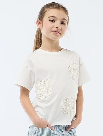 T-shirt avec fleurs en macramé