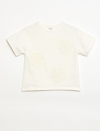 T-shirt avec fleurs en macramé