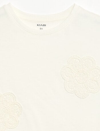 T-shirt avec fleurs en macramé