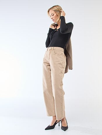 T-shirt côtelé avec bijoux fantaisie devant