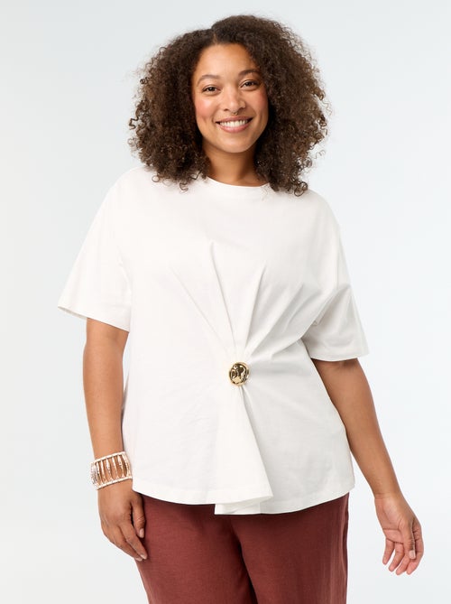 T-shirt drapé avec bijou doré façon broche - Kiabi