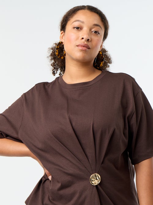 T-shirt drapé avec bijou doré façon broche - Kiabi