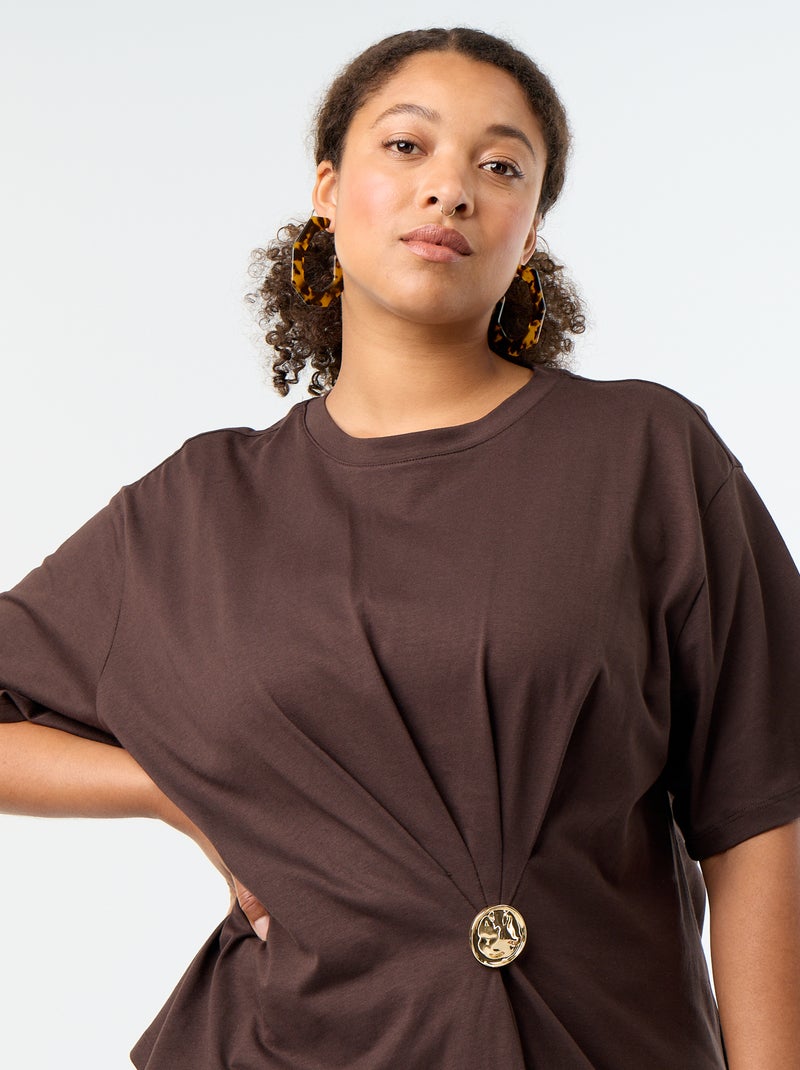 T-shirt drapé avec bijou doré façon broche Marron - Kiabi