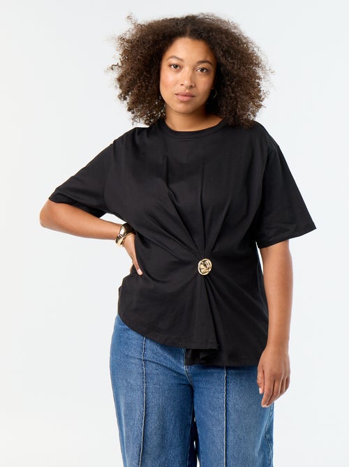 T-shirt drapé avec bijou doré façon broche - Kiabi