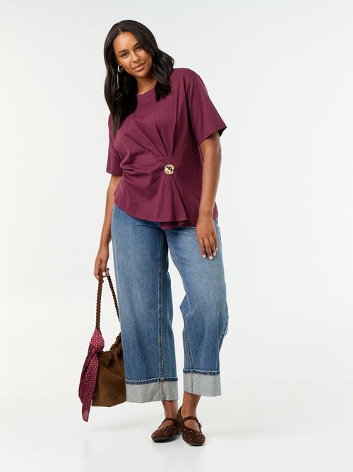 T-shirt drapé avec bijou doré façon broche - Kiabi T-shirt drapé avec bijou doré façon broche - Kiabi
