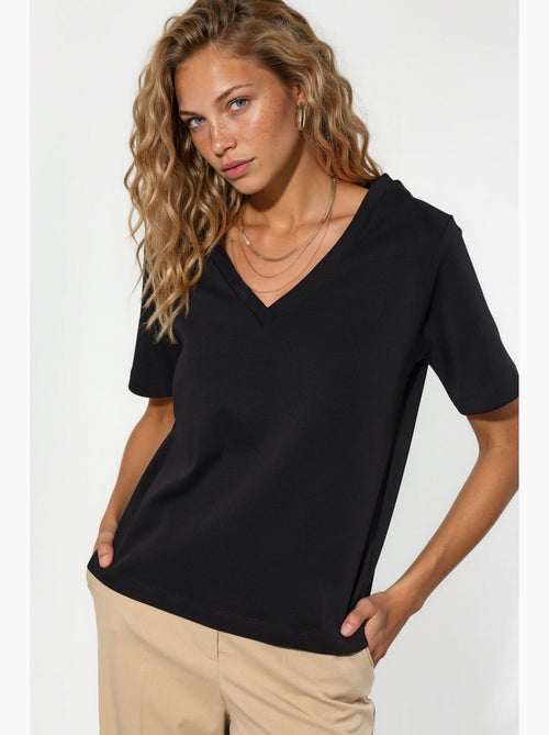 T-shirt en coton à col v coupe régulière unie busem - Kiabi T-shirt en coton à col v coupe régulière unie busem - Kiabi