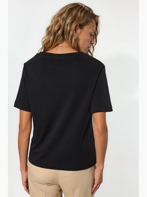 T-shirt en coton à col v coupe régulière unie busem - Kiabi T-shirt en coton à col v coupe régulière unie busem - Kiabi