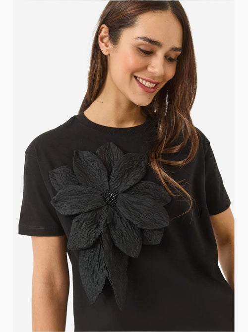 T-shirt en coton à manches courtes avec accessoire floral lucci - Kiabi T-shirt en coton à manches courtes avec accessoire floral lucci - Kiabi