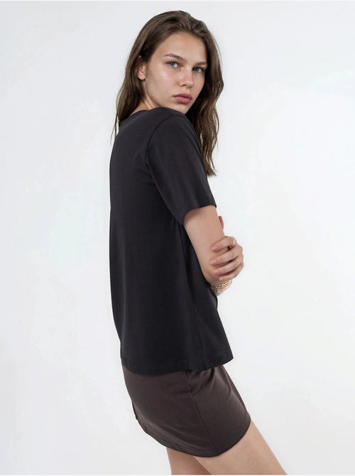 T-shirt en maille unie à col en v busem - Kiabi T-shirt en maille unie à col en v busem - Kiabi