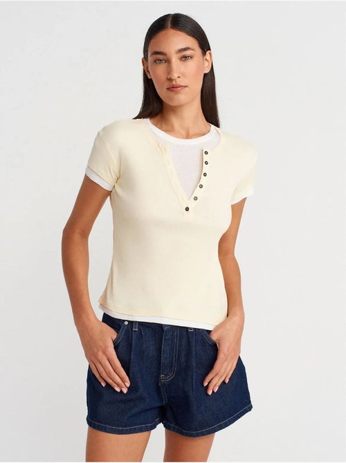 T-shirt femme en coton à col v et patte de boutonnage dilvin - Kiabi