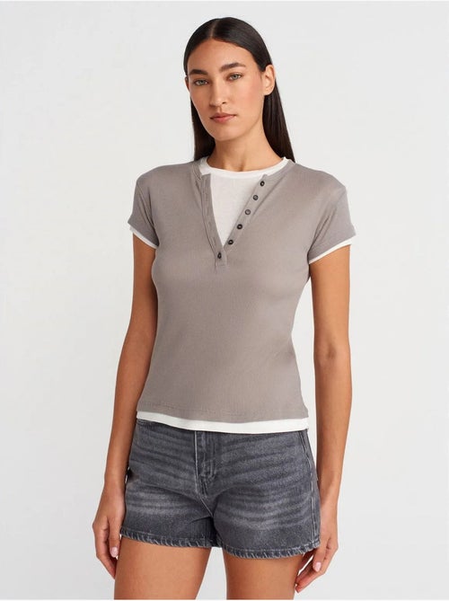 T-shirt femme en coton à col v et patte de boutonnage dilvin - Kiabi T-shirt femme en coton à col v et patte de boutonnage dilvin - Kiabi
