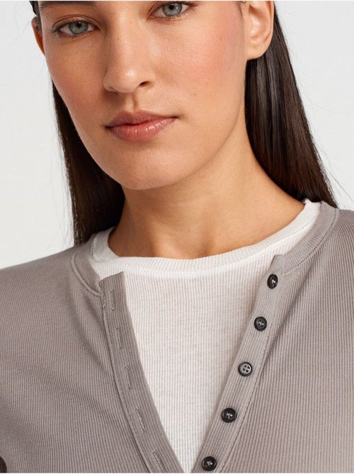 T-shirt femme en coton à col v et patte de boutonnage dilvin - Kiabi T-shirt femme en coton à col v et patte de boutonnage dilvin - Kiabi