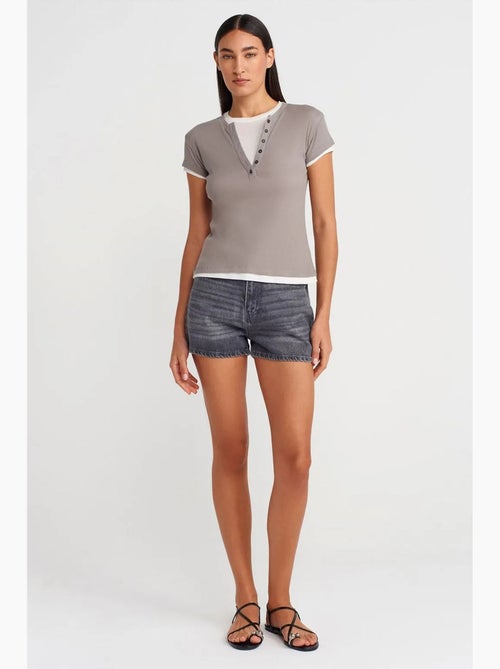 T-shirt femme en coton à col v et patte de boutonnage dilvin - Kiabi T-shirt femme en coton à col v et patte de boutonnage dilvin - Kiabi