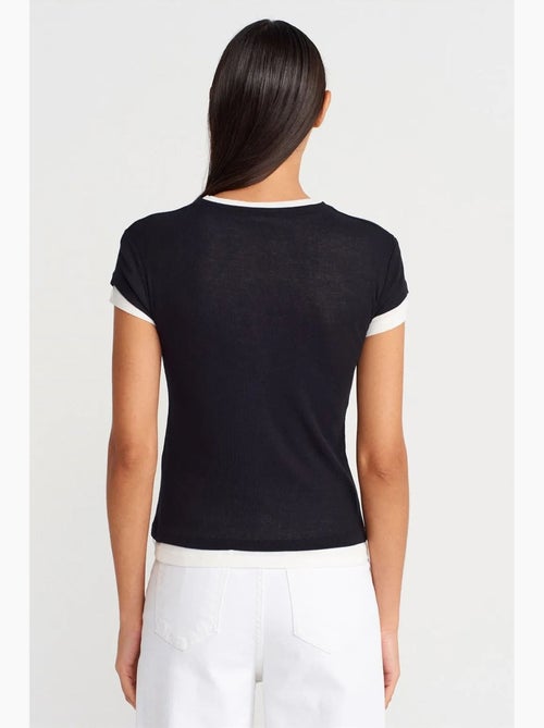 T-shirt femme en coton à col v et patte de boutonnage dilvin - Kiabi T-shirt femme en coton à col v et patte de boutonnage dilvin - Kiabi