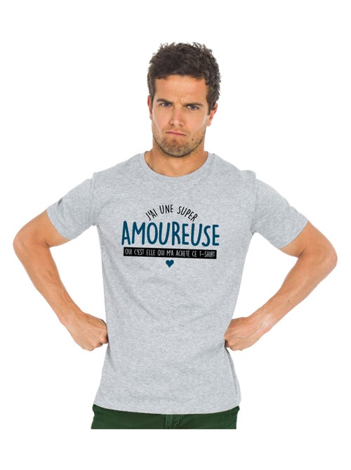 T-shirt Homme - J'AI UNE SUPER AMOUREUSE (OUI C'EST ELLE QUI M'A ACHETÉ CE T-shirt Homme - - Kiabi T-shirt Homme - J'AI UNE SUPER AMOUREUSE (OUI C'EST ELLE QUI M'A ACHETÉ CE T-shirt Homme - - Kiabi
