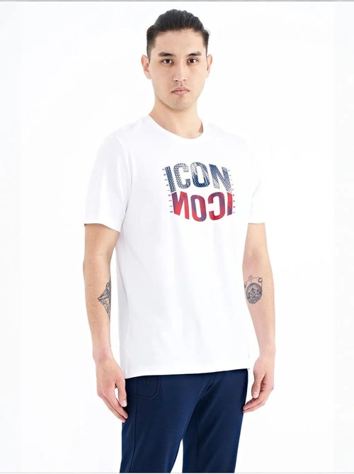 T-shirt imprimé à col rond avec patch tommy - Kiabi T-shirt imprimé à col rond avec patch tommy - Kiabi