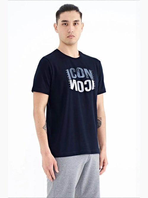 T-shirt imprimé à col rond avec patch tommy - Kiabi T-shirt imprimé à col rond avec patch tommy - Kiabi