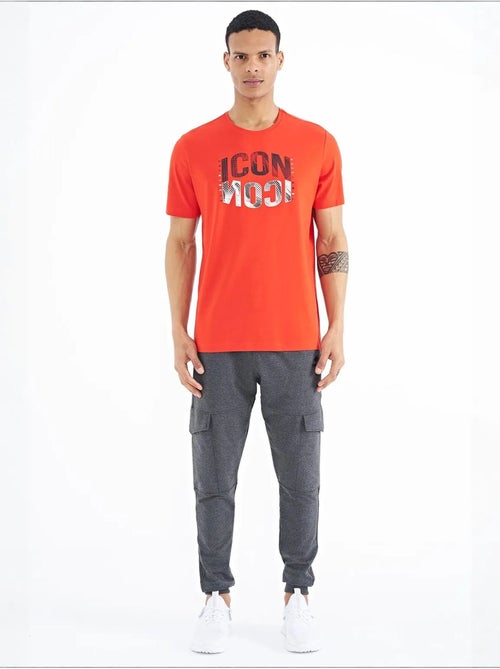 T-shirt imprimé à col rond avec patch tommy - Kiabi T-shirt imprimé à col rond avec patch tommy - Kiabi