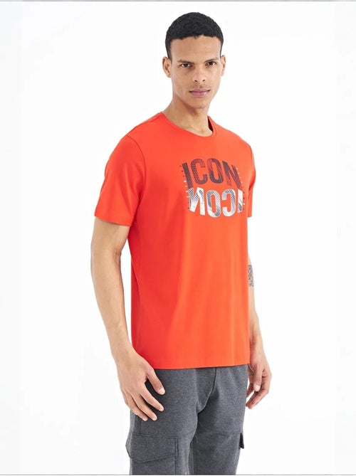 T-shirt imprimé à col rond avec patch tommy - Kiabi T-shirt imprimé à col rond avec patch tommy - Kiabi