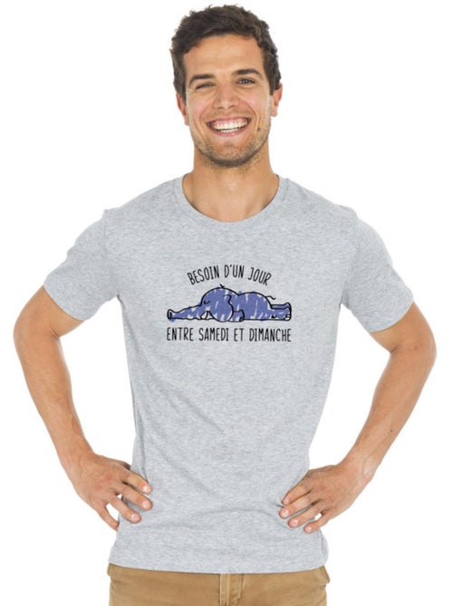 T-shirt Man - BESOIN D'UN JOUR ENTRE SAMEDI ET DIMANCHE - Kiabi T-shirt Man - BESOIN D'UN JOUR ENTRE SAMEDI ET DIMANCHE - Kiabi
