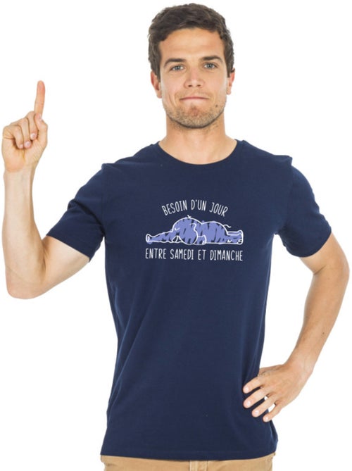 T-shirt Man - BESOIN D'UN JOUR ENTRE SAMEDI ET DIMANCHE - Kiabi T-shirt Man - BESOIN D'UN JOUR ENTRE SAMEDI ET DIMANCHE - Kiabi