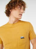 T-shirt manches courtes avec poche poitrine et broderie Jaune - Kiabi