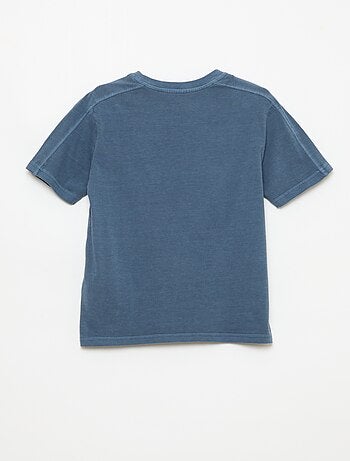 T-shirt met basketbalstijl