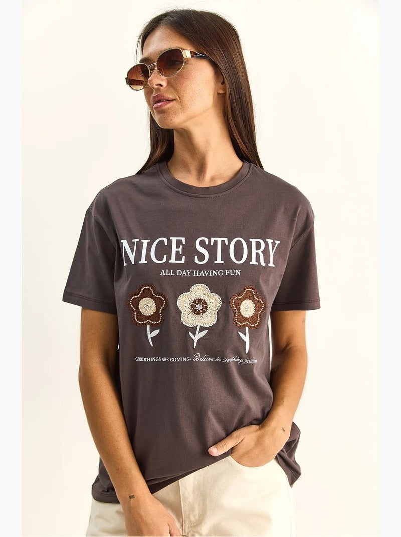 T-shirt met geborduurd detail en tekstprint in relaxed fit lucci Chocoladebruin - Kiabi