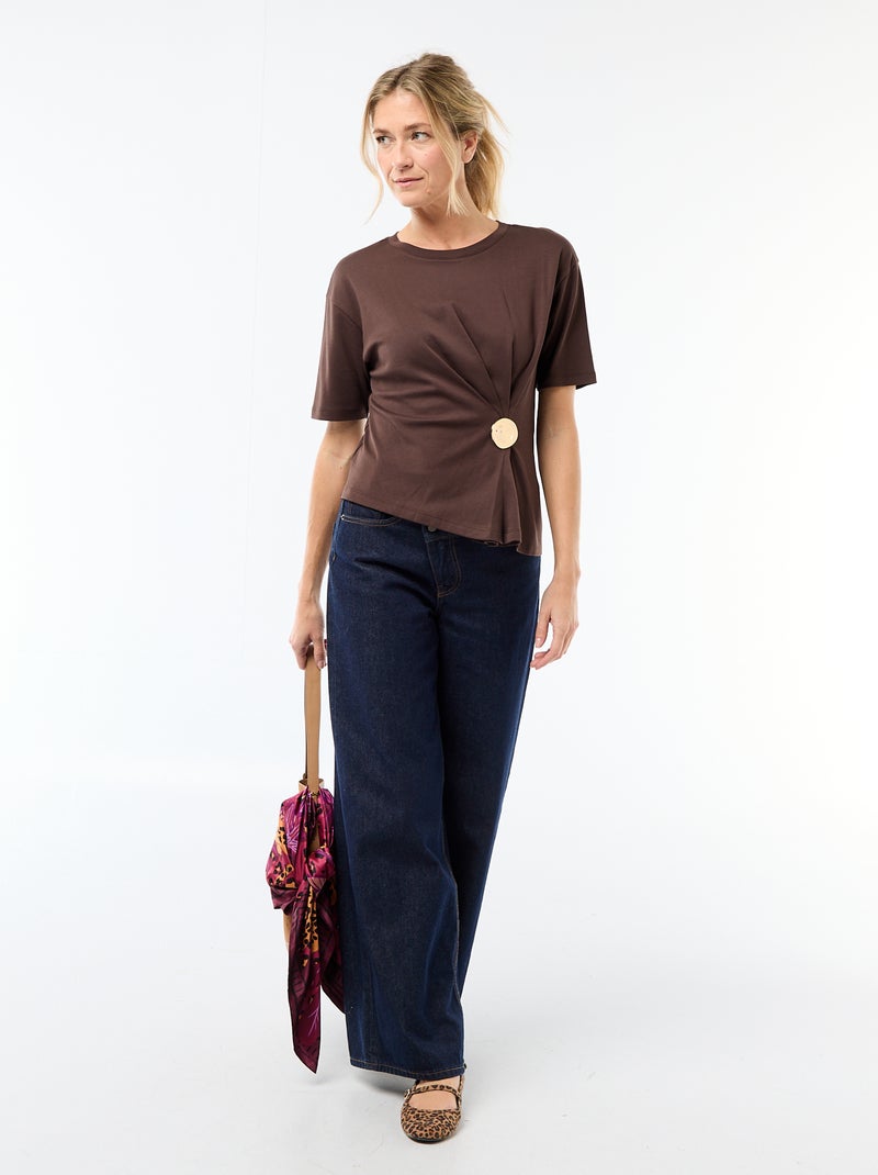 T-shirt met gedrapeerde korte mouwen en fantasiejuweel Bruin - Kiabi