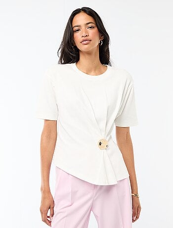 T-shirt met gedrapeerde korte mouwen en fantasiejuweel
